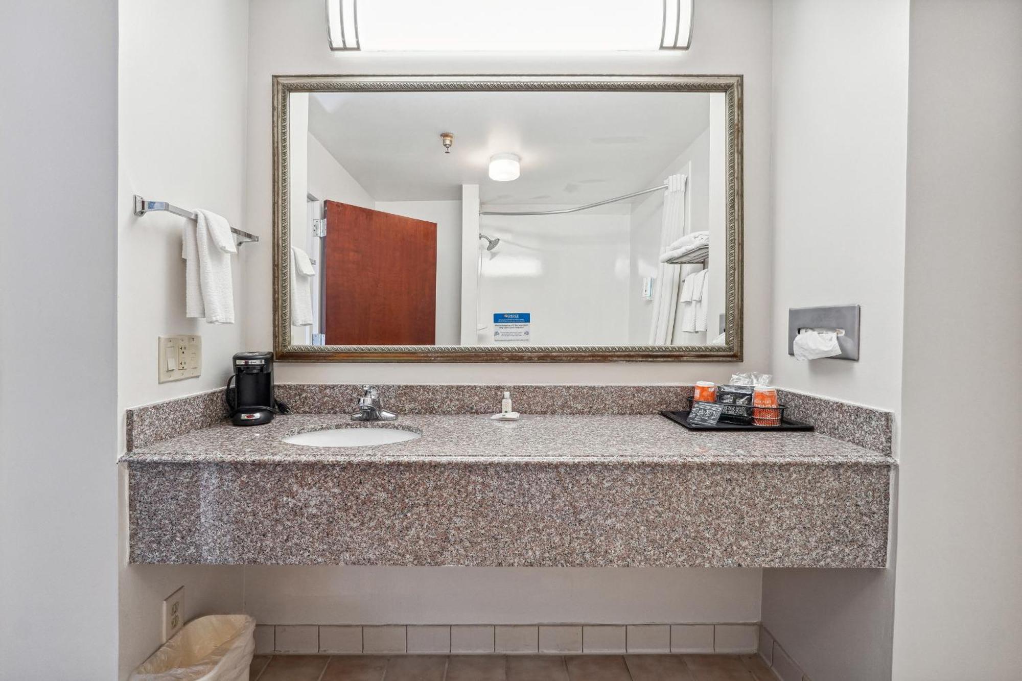 Quality Inn & Suites 도손빌 외부 사진