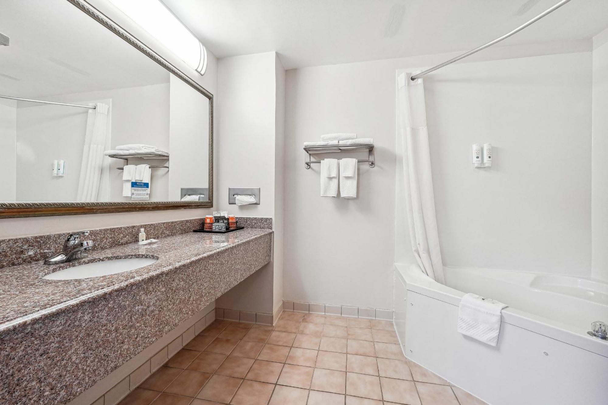 Quality Inn & Suites 도손빌 외부 사진