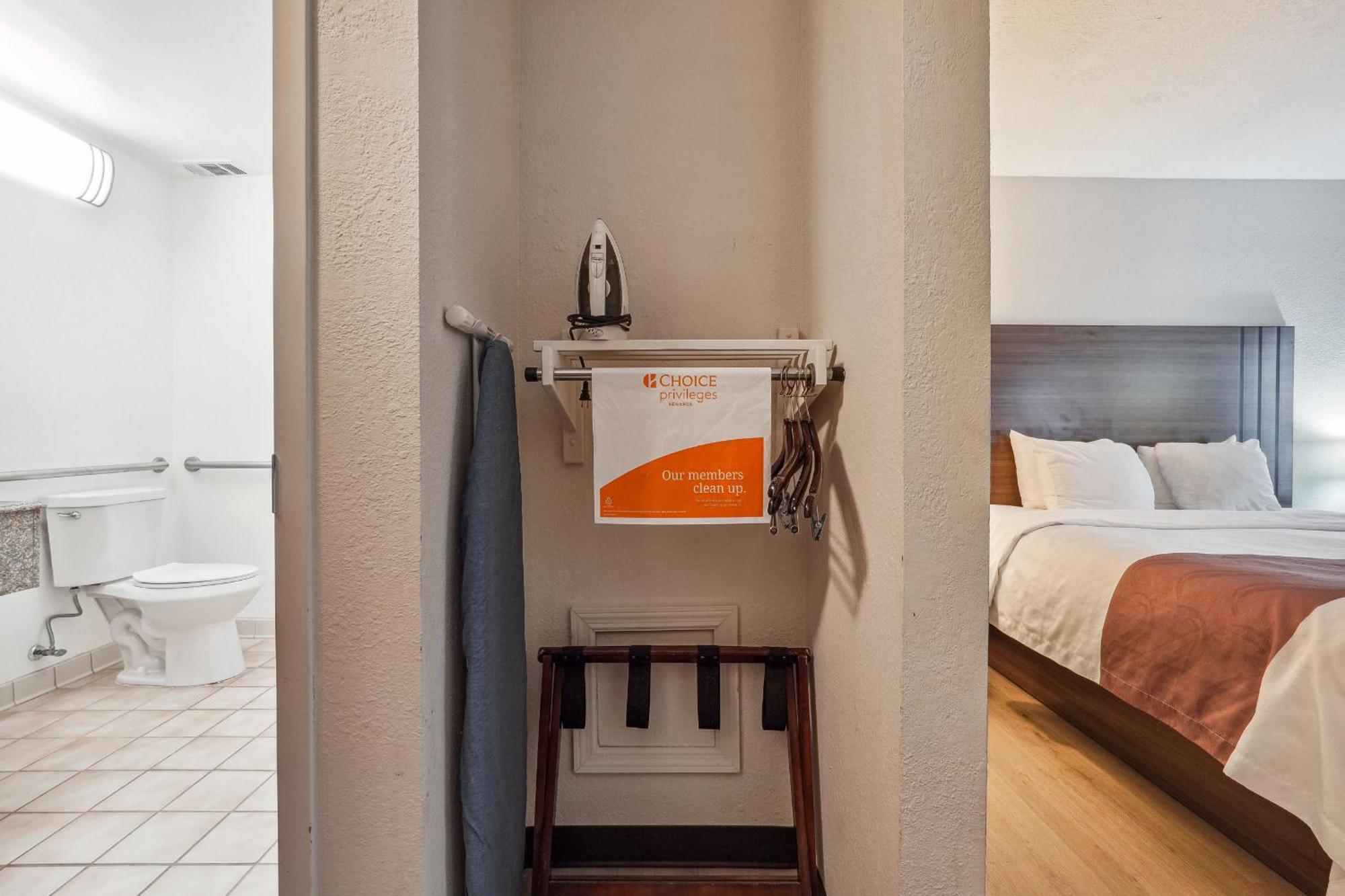 Quality Inn & Suites 도손빌 외부 사진