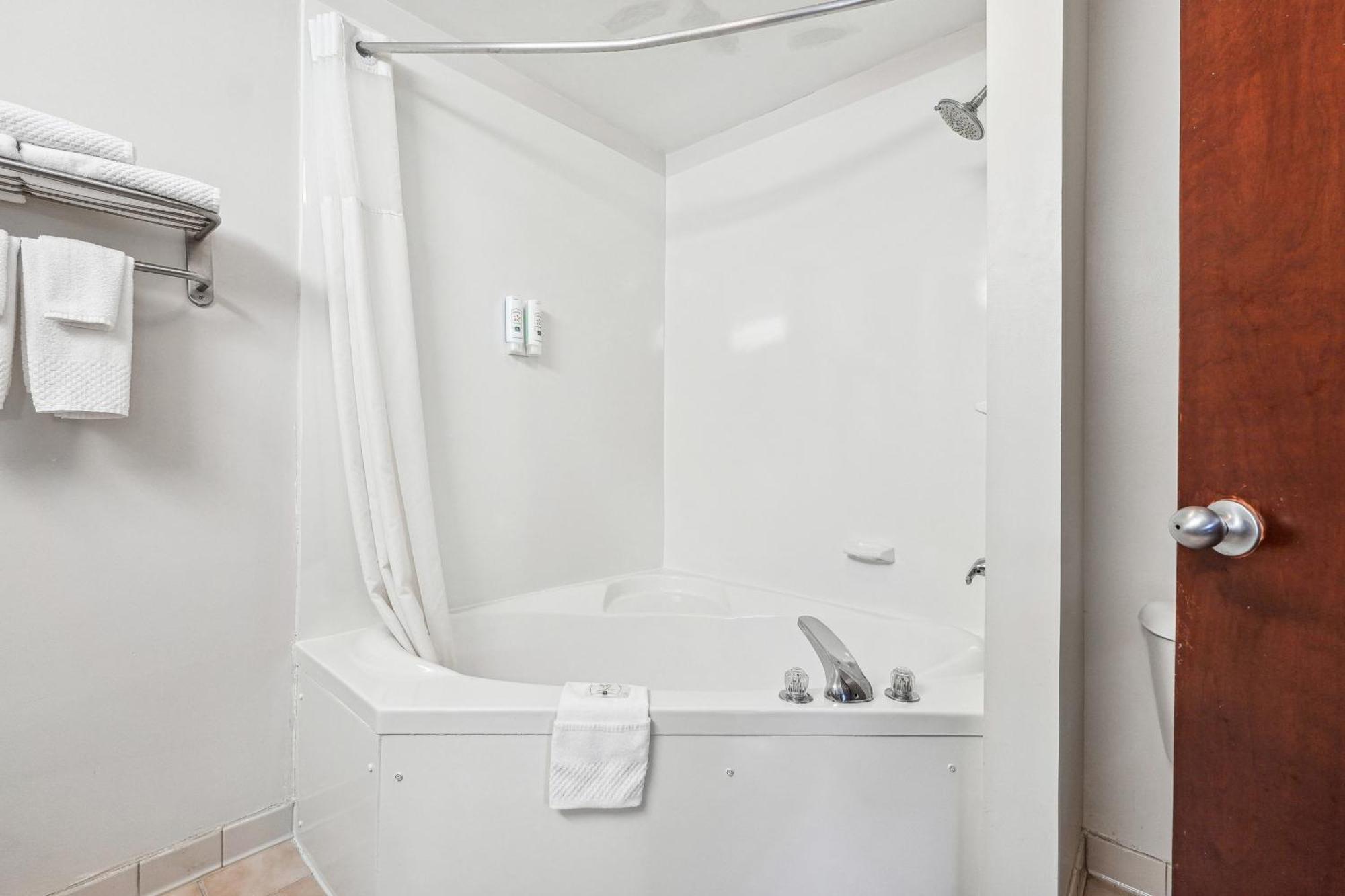 Quality Inn & Suites 도손빌 외부 사진