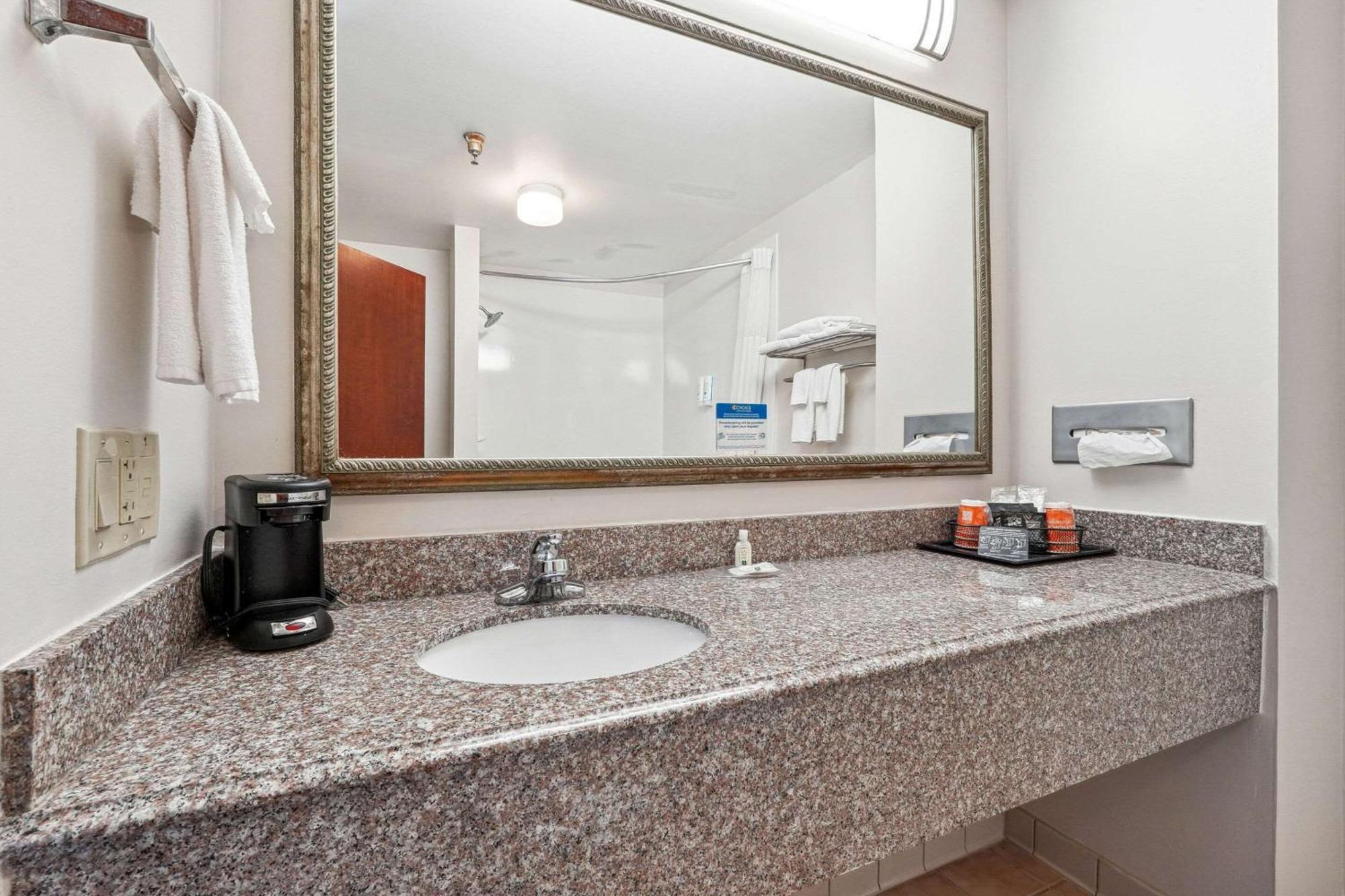 Quality Inn & Suites 도손빌 외부 사진