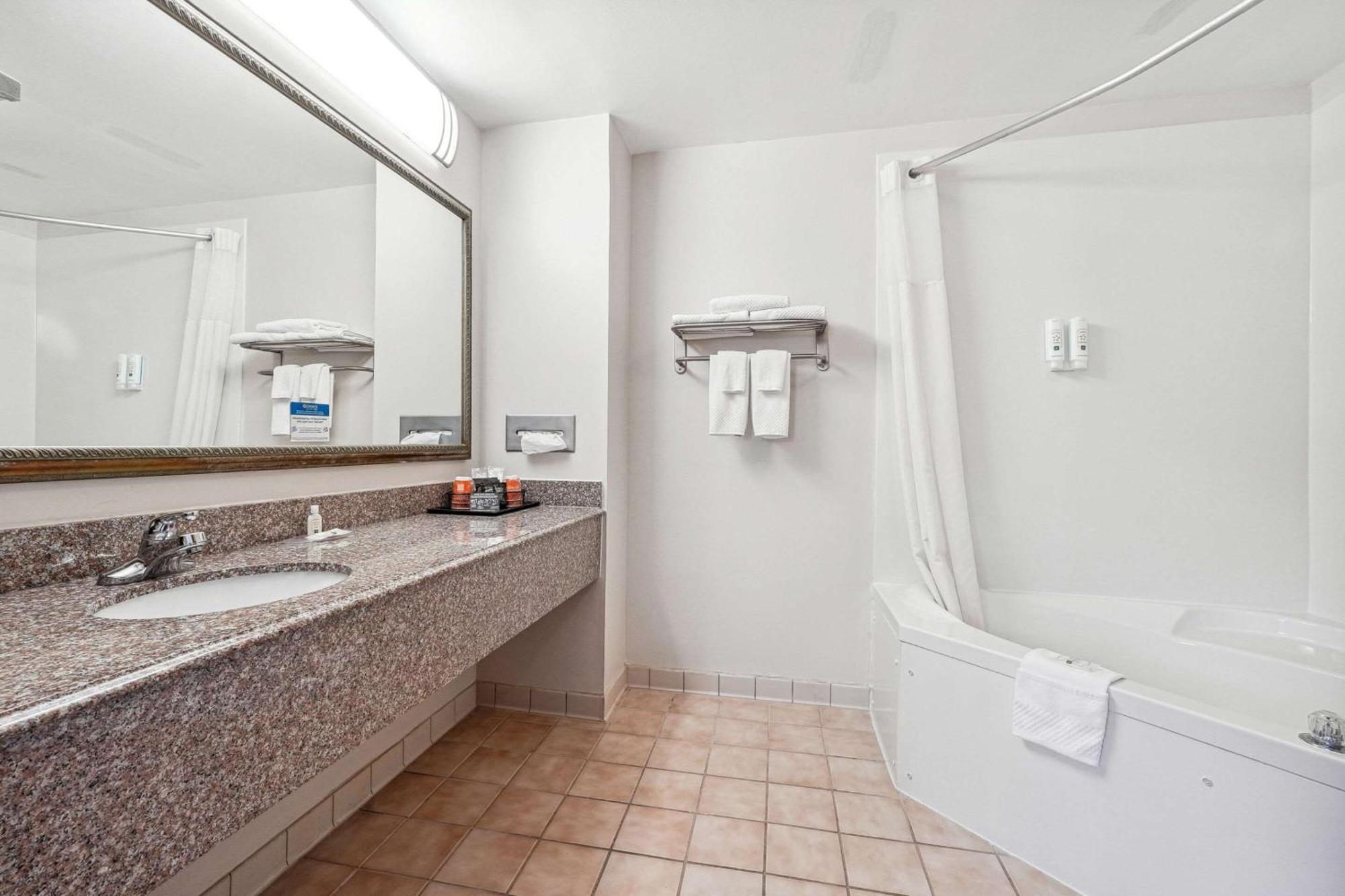 Quality Inn & Suites 도손빌 외부 사진