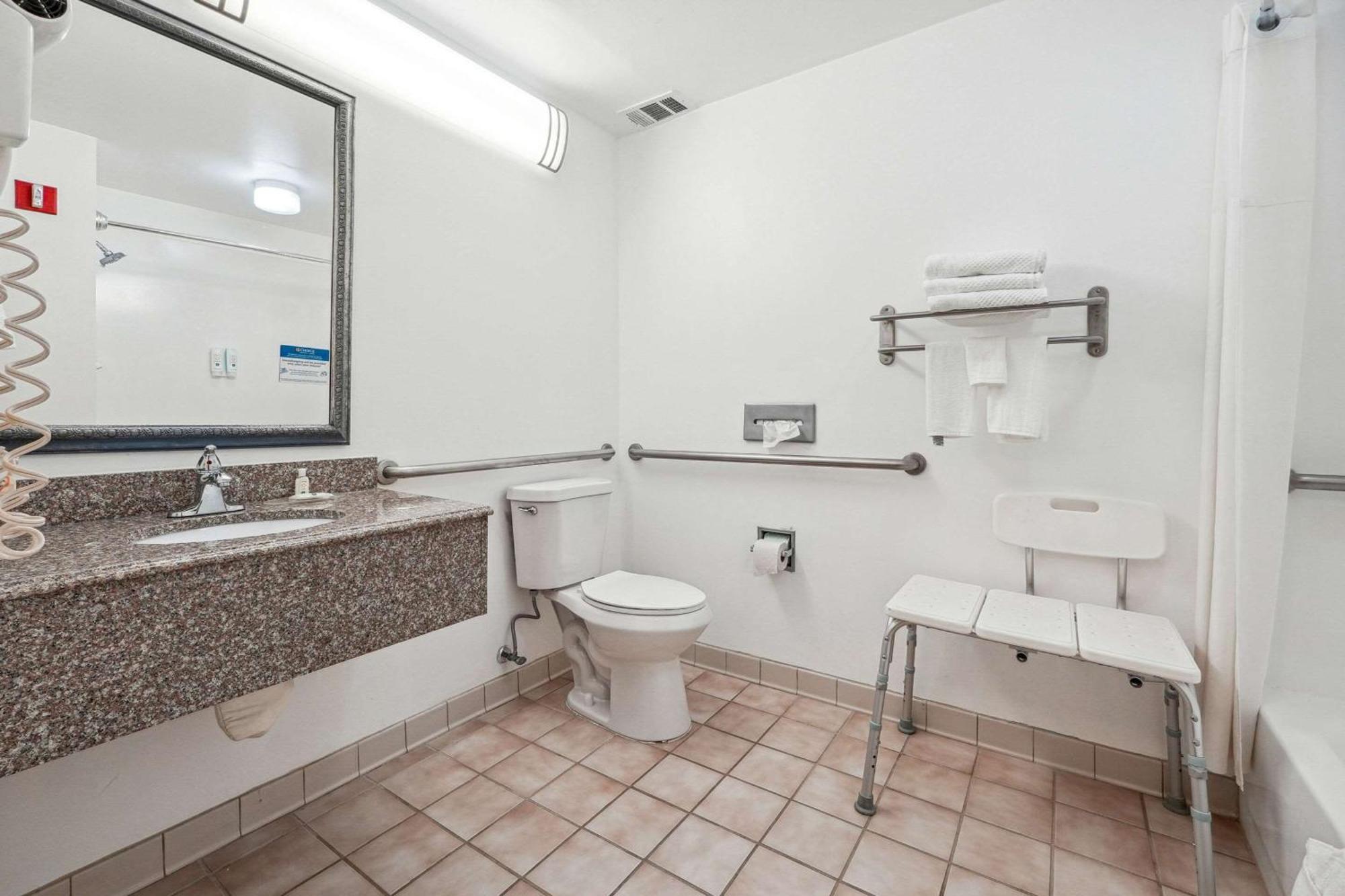 Quality Inn & Suites 도손빌 외부 사진